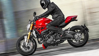 Uomo in sella a una moto che utilizza l'olio Superior Engine per moto