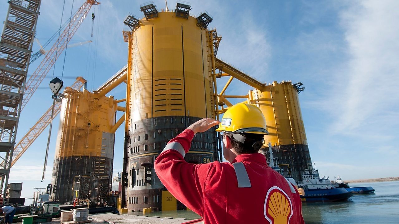 Tecnico che osserva una piattaforma in costruzione