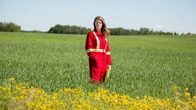 Un tecnico sosta in un campo vicino al pozzo di iniezione di C02 Quest a nordest di Edmonton, Alberta, Canada