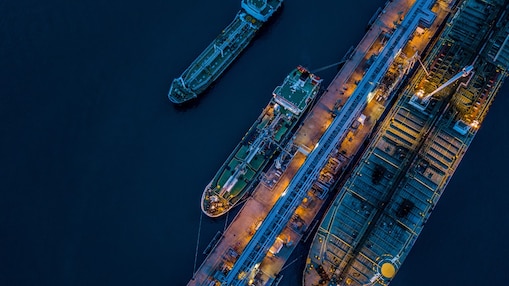 Una nave cargo ormeggiata vista dall’alto