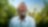 Uomo con la barba sorridente di fronte agli alberi con un contorno dell’immagine grafica Creare valore per gli azionisti