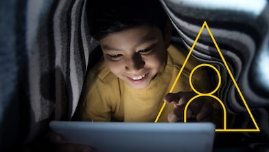 Foto di un ragazzino che guarda un tablet con il contorno dell’immagine grafica Energia per la vita