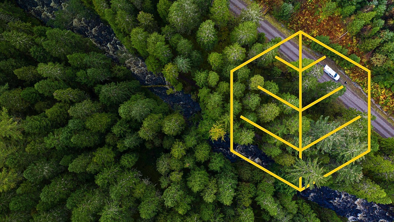 Immagine aerea di un fiume e un camion bianco su una strada in una pineta con il contorno dell’immagine grafica Rispettare la natura