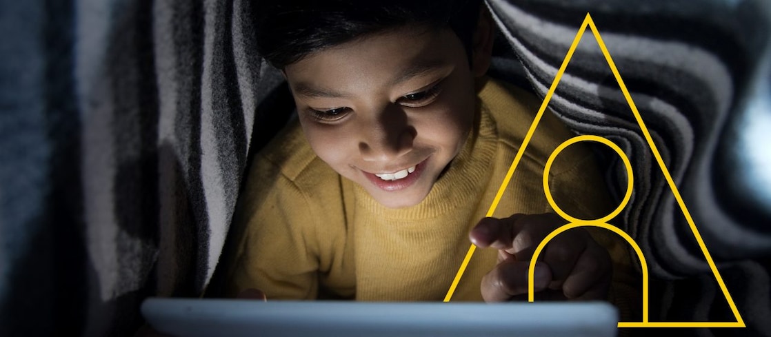 Foto di un ragazzino che guarda un tablet con il contorno dell’immagine grafica Energia per la vita