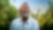 Uomo con la barba sorridente di fronte agli alberi con un contorno dell’immagine grafica Creare valore per gli azionisti