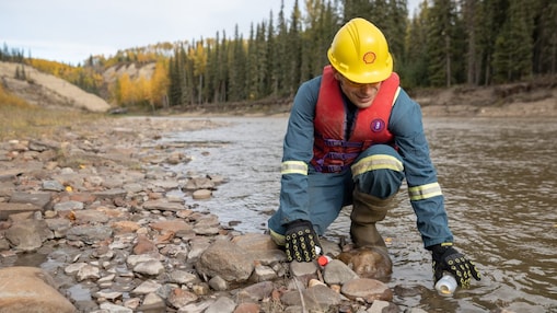 Dipendenti Shell raccolgono l’acqua del fiume