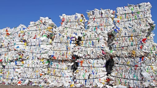 Colonne di sacchetti di plastica in un impianto di raccolta