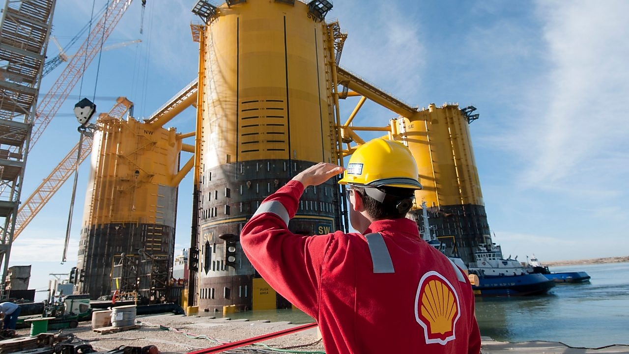 Tecnico che osserva una piattaforma in costruzione