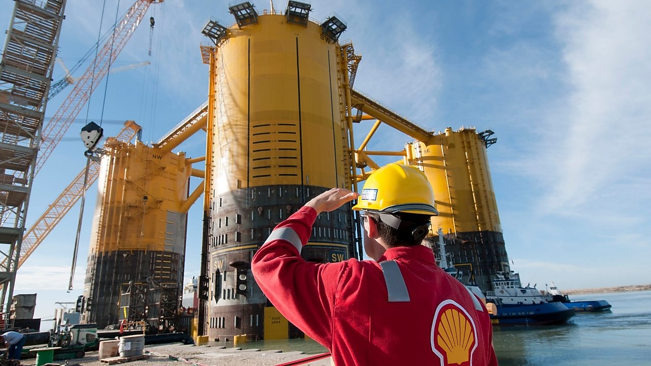 Tecnico che osserva una piattaforma in costruzione