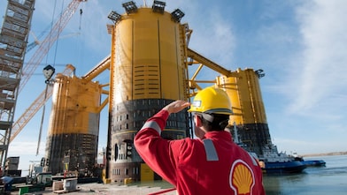 Tecnico che osserva una piattaforma in costruzione