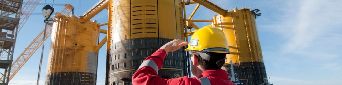 Tecnico che osserva una piattaforma in costruzione