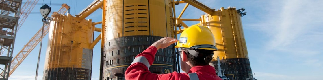 Tecnico che osserva una piattaforma in costruzione