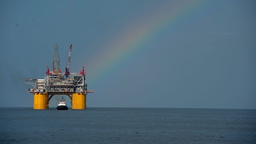 Piattaforma Mars B nel Golfo del Messico sovrastata da un arcobaleno