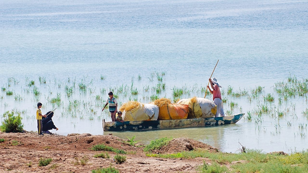 Abitanti del luogo sul Canale Yabani nel sud dell'Iraq