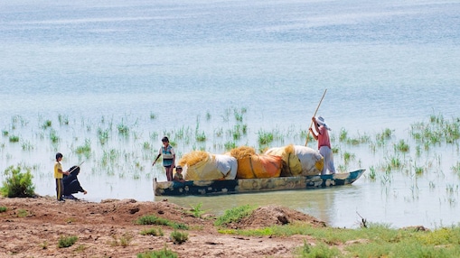 Abitanti del luogo sul Canale Yabani nel sud dell'Iraq
