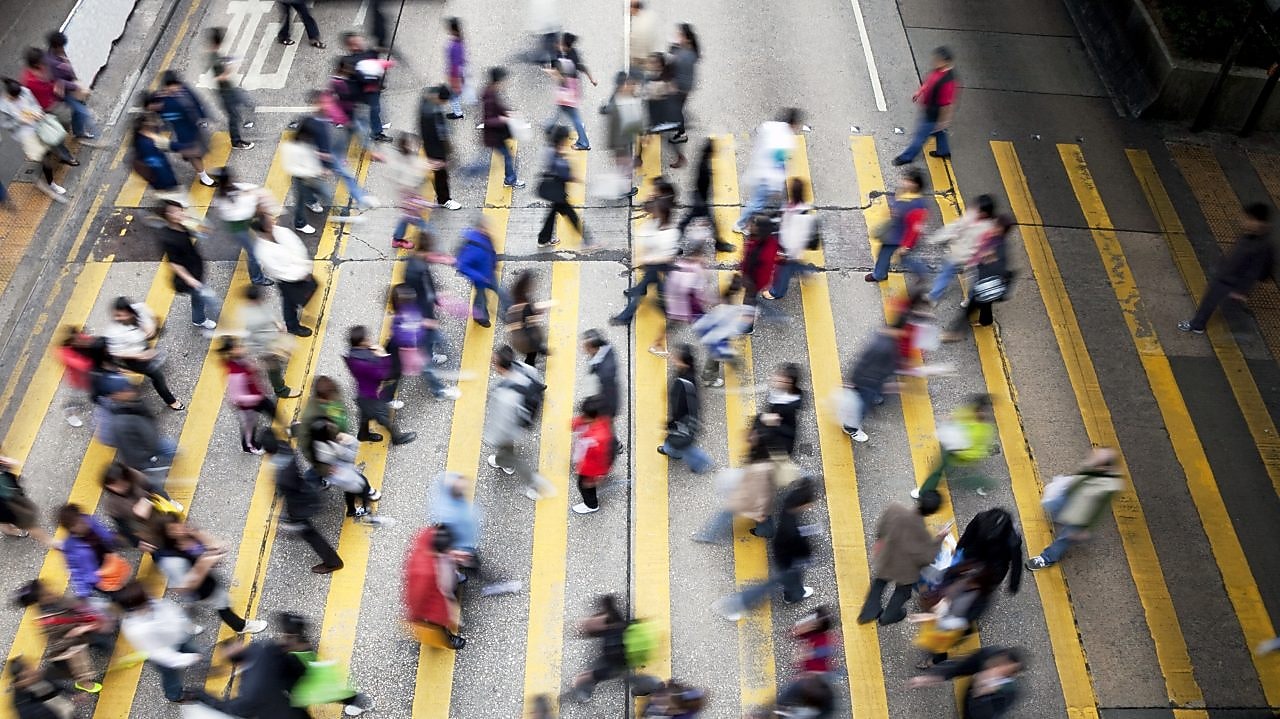 Persone in una strada affollata di Hong Kong