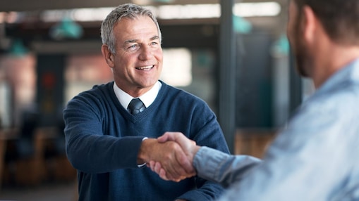 Collaborazione tra Shell e clienti business. Uomini che si stringono la mano