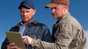 Due persone in un ambiente agricolo, illustrando le soluzioni di lubrificazione Shell per il settore agricolo