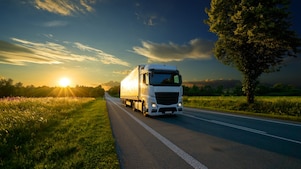 Camion su strada, rappresenta le soluzioni Shell per la lubrificazione nel settore del trasporto