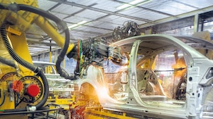 Impianto industriale in attività, illustrando le soluzioni di lubrificazione Shell per il settore della produzione