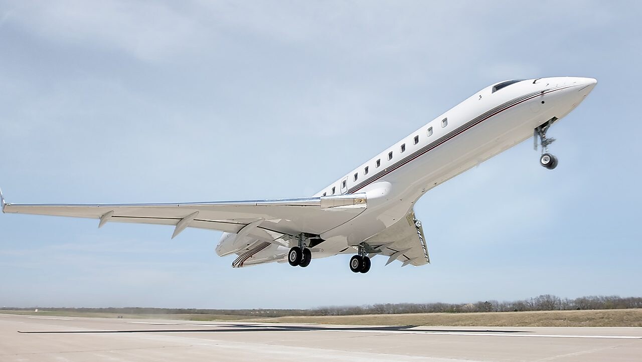 Jet in fase di decollo dalla pista di un aeroporto