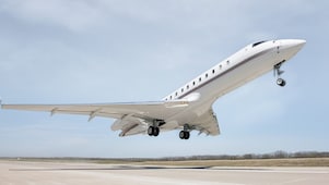 Jet in fase di decollo dalla pista di un aeroporto