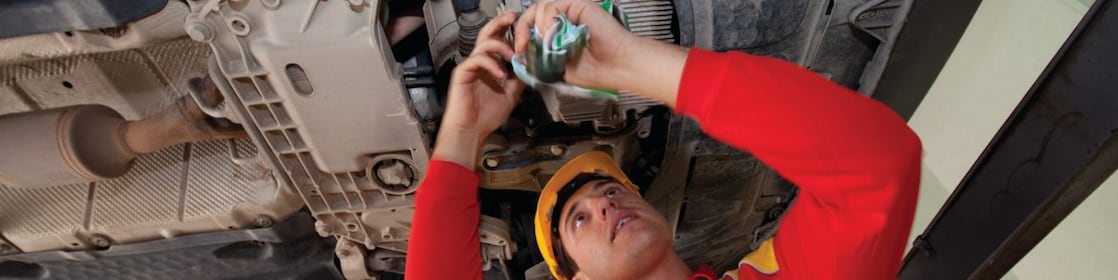 dipendente che monta componenti di un'automobile