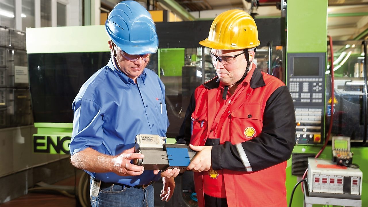 operai che parlano in cantiere