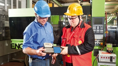 operai che parlano in cantiere