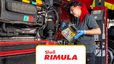 In un’officina – mentre si versa l’olio in un camion.