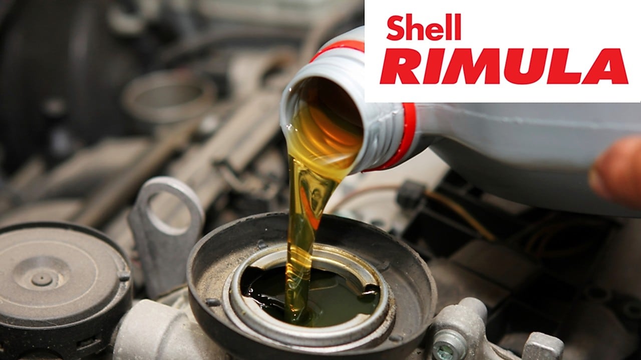 In officina – versamento dell’olio nel trattore agricolo – logo Shell Rimula