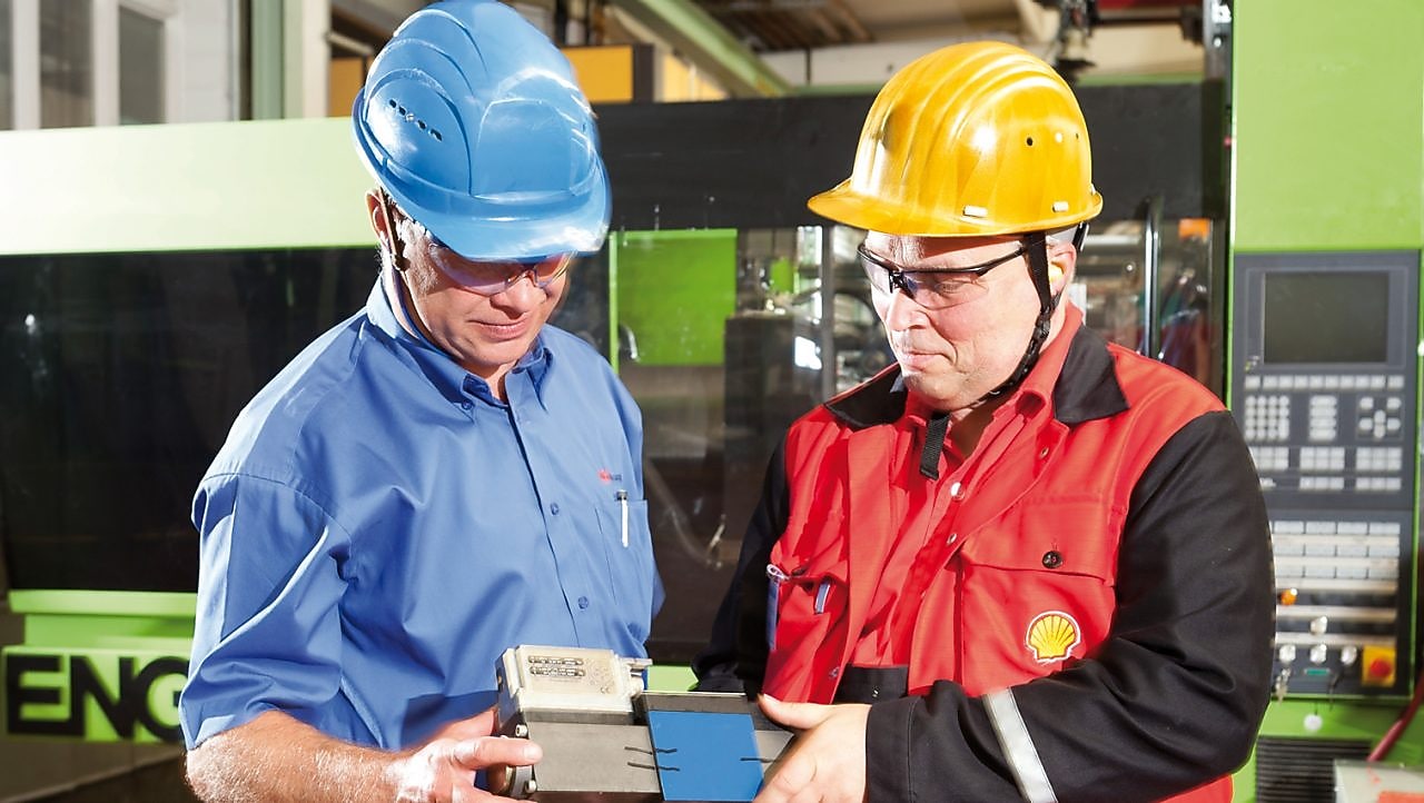 operai che parlano in cantiere