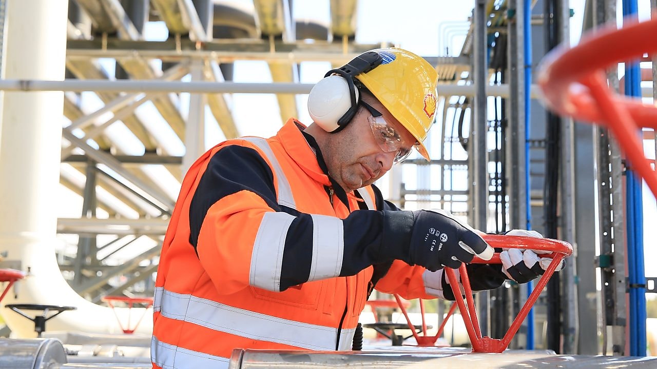 Ingegnere Shell che lavora all'impianto del gas