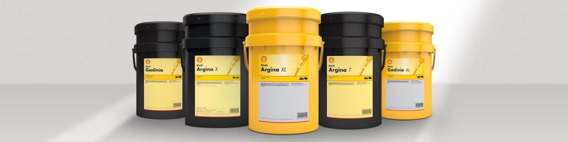 Buque de carga en el mar que utiliza aceites para motores marinos Shell