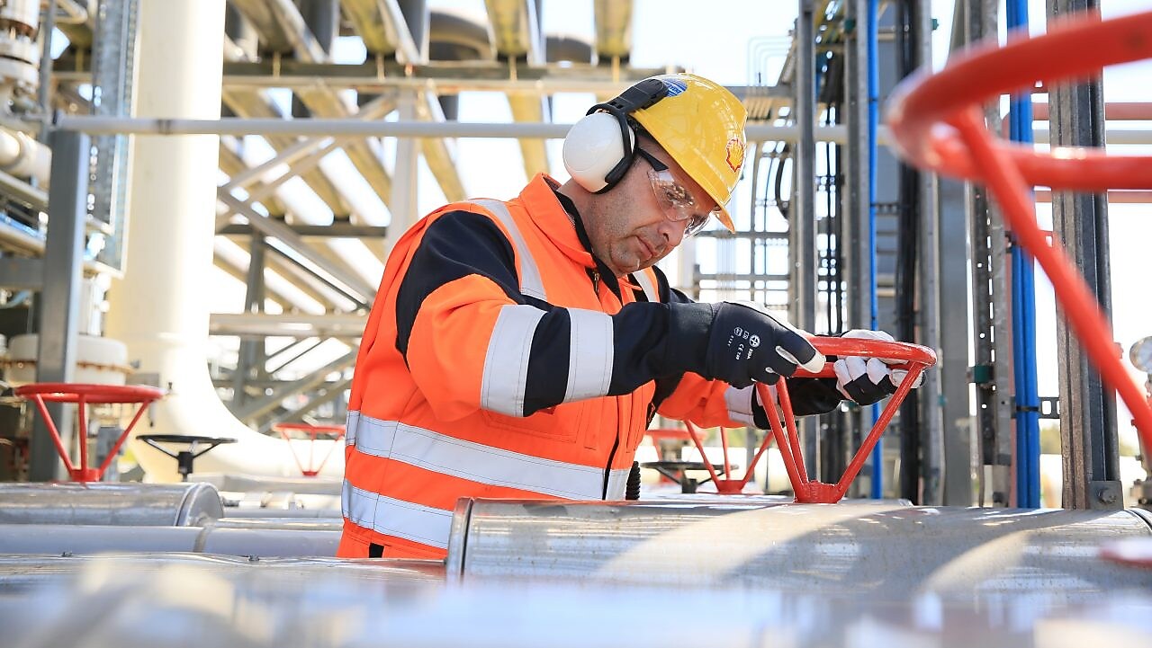 Ingegnere Shell che lavora all'impianto del gas