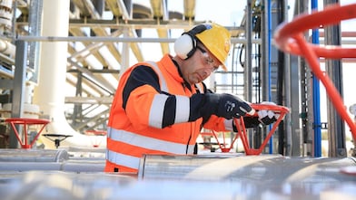 Ingegnere Shell che lavora all'impianto del gas