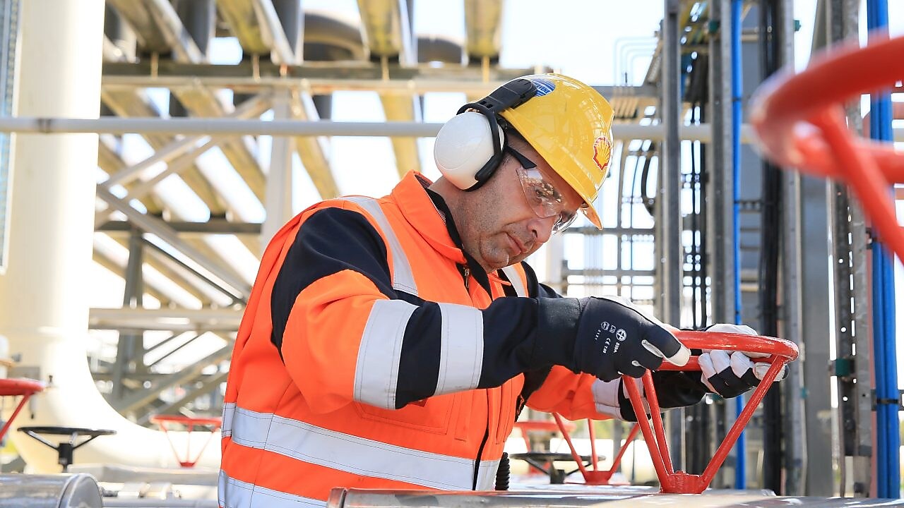 Ingegnere Shell che lavora all'impianto del gas