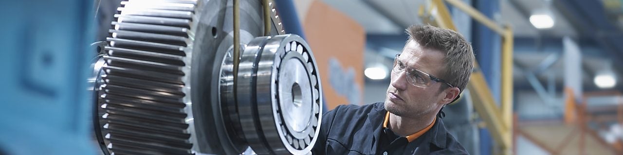 Ingegnere controlla un ingranaggi industriale