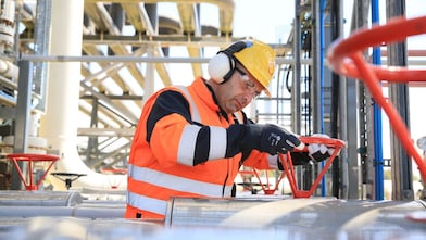 Ingegnere Shell che lavora all'impianto del gas