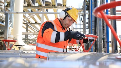 Ingegnere Shell che lavora all'impianto del gas