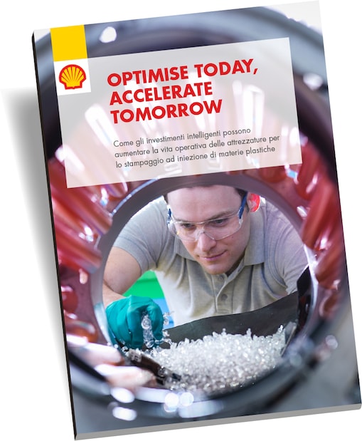 Uomo che versa pellet di plastica in una molazza mescolatrice