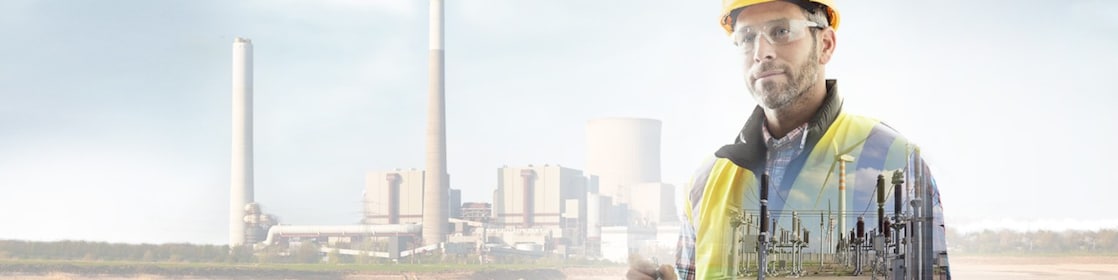 operaio con un casco giallo sovrapposto a uno sfondo di una centrale elettrica