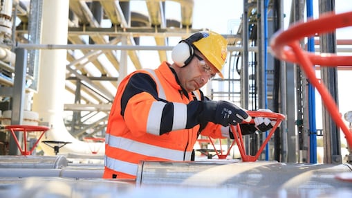 Ingegnere Shell che lavora all'impianto del gas