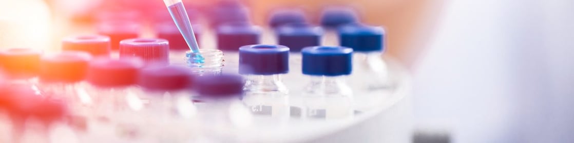 Un liquido che viene versato in un imbuto di plastica da uno scienziato Shell in un laboratorio