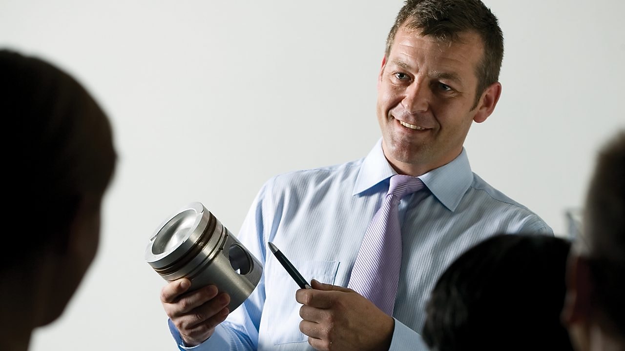 uomo che fa una presentazione