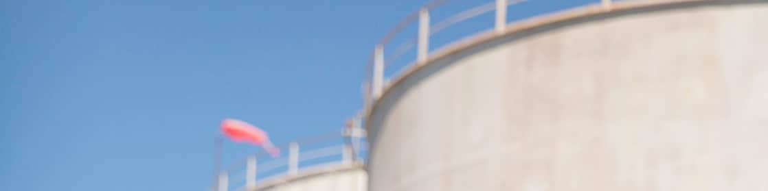 operaio con casco al lavoro