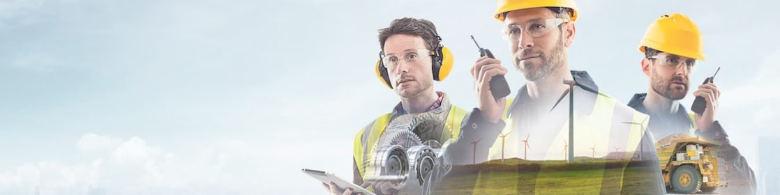 tre operai alla radio mentre leggono dei documenti, con sullo sfondo un cielo azzurro leggermente nuvoloso