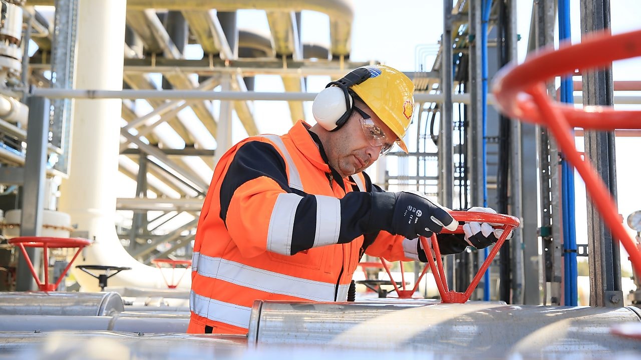 Ingegnere Shell che lavora all'impianto del gas