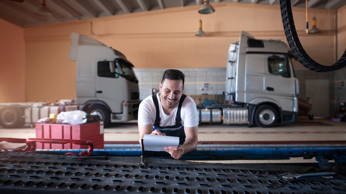 I meccanici in officine meccaniche per veicoli industriali devono svolgere attività burocratiche prima di effettuare la manutenzione del veicolo nella propria officina