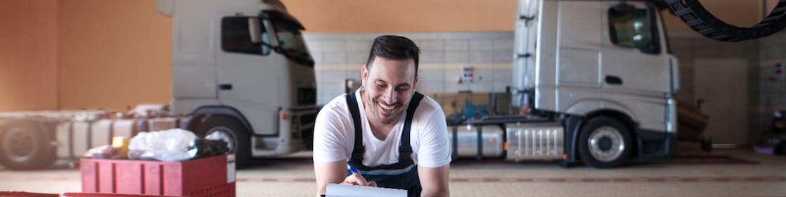 I meccanici in officine meccaniche per veicoli industriali devono svolgere attività burocratiche prima di effettuare la manutenzione del veicolo nella propria officina